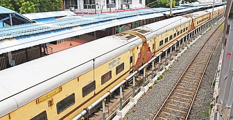 ரயில் பெட்டிகள் பராமரிப்பு வசதி இல்லாததால், சேலம் ஜங்ஷன் ரயில் நிலையத்தில் பகல் முழுவதும்  பயன்பாடு இன்றி நிறுத்தி வைக்கப்பட்டு வரும் சேலம்- சென்னை எழும்பூர் விரைவு ரயில்.