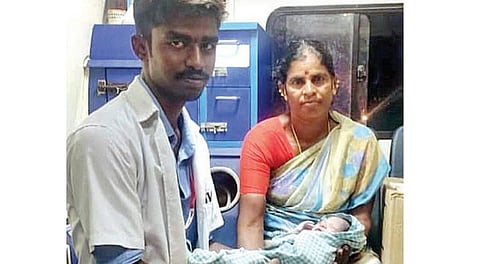 108 ஆம்புலன்ஸில் பிறந்த பெண் சிசுவுடன் மருத்துவ உதவியாளர் பிரபு.