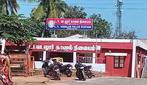 வடலூர் அருகே வாலாஜா ஏரி பகுதியில் விஷம் கலந்த தானியங்களை உண்டு பறவைகள் இறப்பு: 3 பேர் கைது