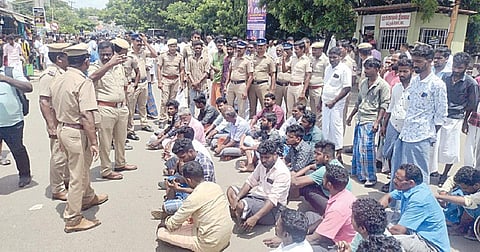 பட்டுக்கோட்டையில் நேற்று சாலை மறியலில் ஈடுபட்ட வீரையனின் உறவினர்கள்.