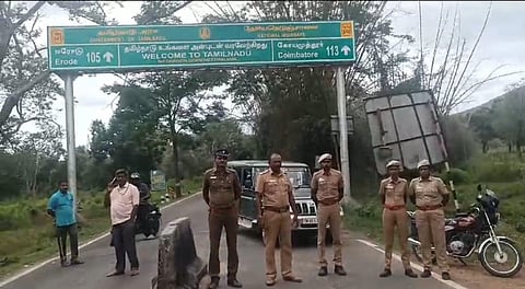 கர்நாடக மாநிலத்தில் நடைபெற்று வரும் முழு அடைப்புப் போராட்டத்தைத் தொடார்ந்து மாநில எல்லையில் பாதுகாப்பு பணியில் ஈடுபட்டுள்ள போலீஸார்