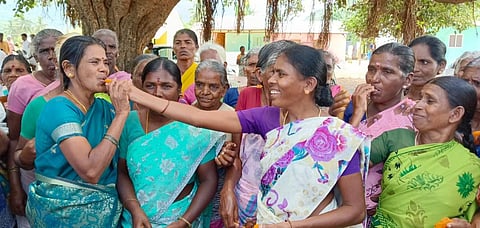 வாச்சாத்தி மக்கள் இனிப்புகள் பகிர்ந்து மகிழ்ந்தனர். | படம்: எஸ்.செந்தில்