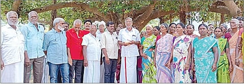 வாச்சாத்தி வன்கொடுமை வழக்கில் மேல்முறையீட்டு மனுக்கள் தள்ளுபடி செய்யப்பட்டதையடுத்து, அக்கிராமத்தில் பாதிக்கப்பட்ட பெண்கள் மற்றும் அவர்களது குடும்பத்தினருடன் இனிப்பு வழங்கிக் கொண்டாடிய தமிழ்நாடு மலைவாழ் மக்கள் சங்க  மாநிலத் தலைவர் டில்லிபாபு  மற்றும் நிர்வாகிகள்.  படம்: எஸ். செந்தில்