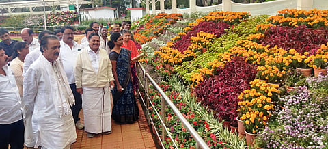 உதகை தாவரவியல் பூங்காவில் 2-வது சீசன் மலர்க் கண்காட்சியை நேற்று திறந்துவைத்துப் பார்வையிட்ட சுற்றுலாத் துறை அமைச்சர் கா.ராமச்சந்திரன் உள்ளிட்டோர். படம்: ஆர்.டி.சிவசங்கர்