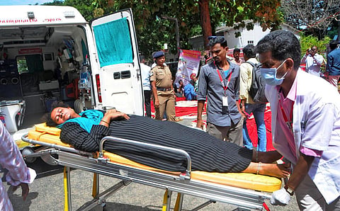 சென்னை டிபிஐ வளாகத்தில் தொடர் உண்ணாவிரத போராட்டத்தில் ஈடுபட்டுள்ள இடைநிலை ஆசிரியர்கள் நேற்று மயங்கி விழுந்தனர். அவர்கள் ஆம்புலன்ஸ் மூலமாக கீழ்ப்பாக்கம் அரசு மருத்துவமனைக்கு கொண்டு செல்லப்பட்டனர்.படங்கள்: ம.பிரபு
