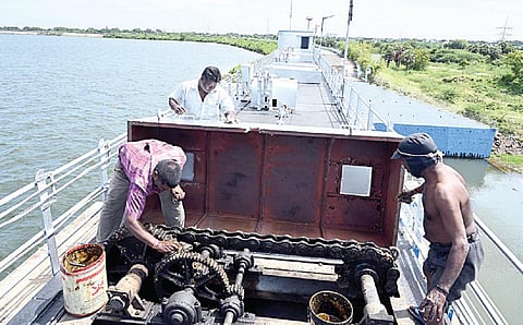 வடகிழக்கு பருவமழை தொடங்வதற்கு முன்பாகவே சென்னை புறநகர், செம்பரம்பாக்கம் நீர் பிடிப்பு பகுதிகளில் மழை பெய்து வருகிறது. இதனால் செம்பரம்பாக்கம் ஏரி 21.50 அடியை எட்டி உள்ளது. அதன் முழு கொள்ளளவான 23 அடியை விரைவில் அடைந்து விடும் என்பதால் அணை மதகுகளை சரிசெய்யும் பணியில் ஈடுபட்டுள்ள ஊழியர்கள். படம்: எம்.முத்துகணேஷ்