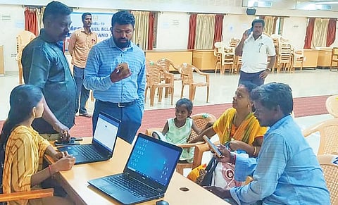 கடலூரில் கலைஞர் மகளிர் உரிமைத் தொகை நிராகரிக்கப்பட்டதற்கான காரணங்களை அறிய உதவி மையத்துக்கு வந்த விண்ணப்பதாரர்கள்.