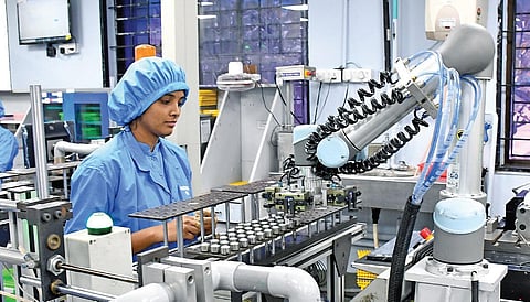 ரோபாட்டிக் மூலம் லென்ஸ் தயாரிக்கும் பணியில் ஈடுபட்டுள்ள பணியாளர்.