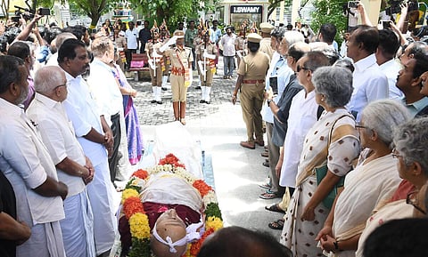 30 குண்டுகள் முழங்க காவல் துறை மரியாதையுடன் எம்.எஸ்.சுவாமிநாதன் உடல் தகனம்