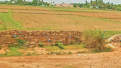 புங்கனூர்- அல்லித்துறை சாந்தாபுரம் பகுதியில்  2021-ல் ஏற்பட்ட வெள்ளத்தால் அரியாறு கரை உடைந்த இடம். அங்கு, தற்காலிக சீரமைப்புக்காக பயன்படுத்தப்பட்ட மணல் மூட்டைகளும் சேதமடைந்து காணப்படுகின்றன.