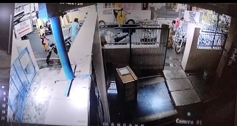 கவனக்குறைவாக கார் கதவை திறந்ததால் விபத்து: நாமக்கல்லில் ஆட்டோ ஒட்டுநர் உயிரிழப்பு
