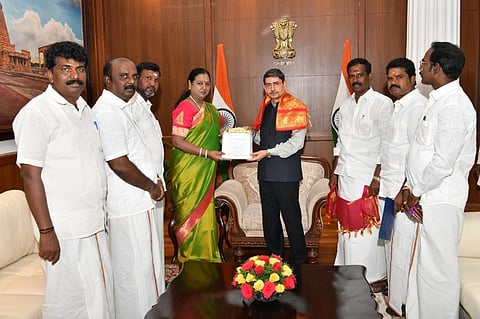 சென்னை ராஜ் பவனில், ஆளுநர் ஆர்.என்.ரவியை நேற்று சந்தித்த தேமுதிக பொருளாளர் பிரேமலதா விஜயகாந்த், உடன் கட்சியின் முக்கிய நிர்வாகிகள்.