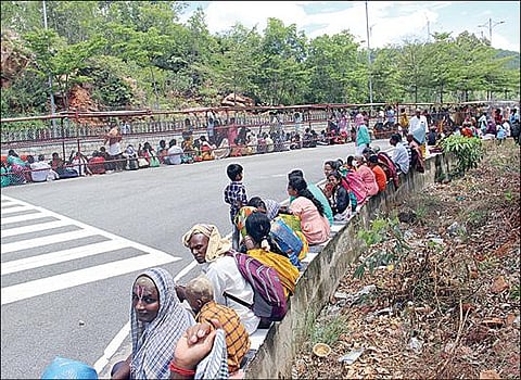 புரட்டாசி 2-வது சனிக்கிழமையையொட்டி, திருப்பதி ஏழுமலையானை தரிசிக்க பக்தர்கள் நீண்ட வரிசையில் நேற்று காத்திருந்தனர்.