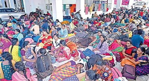 சமவேலைக்கு சமஊதியம்' கோரிக்கையை வலியுறுத்தி சென்னை பழைய டிபிஐ வளாகத்தில் இடைநிலை ஆசிரியர்கள் வியாழக்கிழமை முதல் காலவரையற்ற உண்ணாவிரத போராட்டத்தை ஈடுபட்டுள்ளனர். இவர்களில் போராட்டம் 3-வது நாளாக நேற்றும் தொடர்ந்தது. படம்: ம.பிரபு