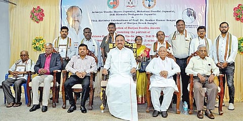 ஹரிஜன சேவா சங்கம் சார்பில், ஆச்சார்ய வினோபா பாவே ஜெயந்தி, மகாத்மா காந்தி ஜெயந்தி, நிர்மலா தேஷ்பாண்டே ஜெயந்தி கொண்டாட்டம் சென்னை தி.நகரில் நேற்று நடைபெற்றது. நிகழ்ச்சியில் முன்னாள் குடியரசு துணைத் தலைவர் வெங்கய்ய நாயுடுவுக்கு நினைவுப் பரிசும், ஹரிஜன சேவா சங்கம் மற்றும் தக்கர் பாபா வித்யாலயா குழுமத்தில் கடந்த ஓராண்டில் சிறப்பாக பணியாற்றிய 10 பேருக்கு ‘ஹரிஜன் பந்த்’ விருதுகளும் வழங்கப்பட்டன. உடன், சங்கத் தலைவர் சங்கர் குமார் சன்யால் உள்ளிட்டோர்.படம்: ம.பிரபு
