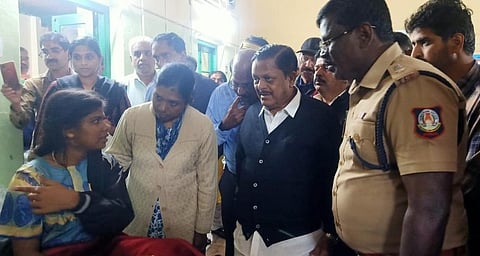  குன்னூர் மலைப்பாதையில் விபத்துக்குள்ளான சுற்றுலாப் பேருந்தில் இருந்து மீட்கப்பட்டு சிகிச்சைப் பெற்று வரும் பயணியிடம் நலம் விசாரிக்கும் சுற்றுலாத்துறை அமைச்சர் ராமச்சந்திரன்
