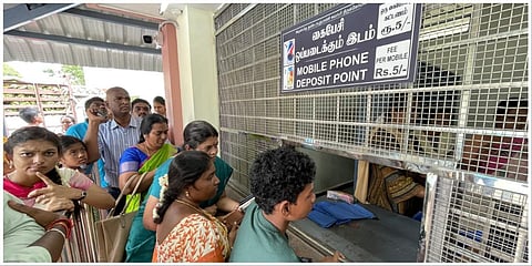 பழநி முருகன் கோயிலுக்கு மொபைன் போன், கேமரா கொண்டு செல்ல தடை விதிக்கப்பட்டுள்ளதால், கைப்பேசி வைப்பு மையத்தில் செல்போன்களை ஒப்படைக்கும் பக்தர்கள்