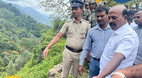 குன்னூரில் சுற்றுலாப் பேருந்து கவிழ்ந்து விபத்துக்குள்ளான இடத்தை பார்வையிடும் அமைச்சர் மா.சுப்பிரமணியன்
