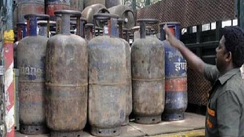 வணிகப் பயன்பாட்டுக்கான எல்பிஜி சிலிண்டர் விலை ரூ.209 உயர்வு
