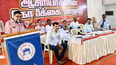 மக்கள் கல்வி கூட்டியக்கம் சார்பில் மதுரையில் இன்று நடந்த ஆசிரியர்களின் மாநிலஅளவிலான கோரிக்கை மாநாட்டில் முன்னாள் நீதிபதி அரிபரந்தாமன் பேசிய காட்சி. படம்:நா.தங்கரத்தினம்.