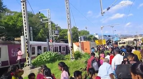 மின்சார ரயிலில் புகை கிளம்பியதால் பரபரப்பு