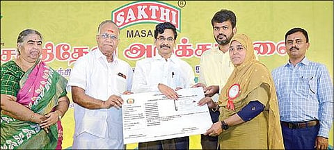 ஈரோட்டில் நடைபெற்ற நிகழ்ச்சியில், பெண் ஆட்டோ ஓட்டுநருக்கு முன்னாள் தலைமைச்  செயலர் வெ.இறையன்பு, ஆட்சியர் ராஜகோபால் சுன்கரா ஆகியோர் அமைப்பு சாரா நல வாரிய உறுப்பினர் அட்டையை வழங்கினர். அருகில், சக்தி தேவி அறக்கட்டளையின் அறங்காவலர்கள் பி.சி.துரைசாமி, சாந்தி துரைசாமி, மாவட்ட தொழிலாளர் இணை ஆணையர் முருகேசன்.