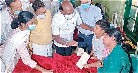 குன்னூர் அரசு மருத்துவமனையில் சிகிச்சை பெற்று வரும் பெண்ணுக்கு நிவாரணத் தொகை வழங்கி, ஆறுதல் கூறிய அமைச்சர்கள் மா.சுப்பிரமணியன், கா.ராமச்சந்திரன். படம்: ஆர்.டி.சிவசங்கர்