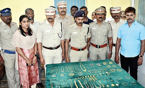 ஈரோட்டில் ஆடிட்டர் வீட்டில் நடந்த திருட்டு சம்பவத்தில் ஆந்திர இளைஞர் கைது செய்யப்பட்ட நிலையில், அவரிடமிருந்து பறிமுதல் செய்யப்பட்ட நகைகளை ஈரோடு எஸ்பி ஜவகர் பார்வையிட்டார்.