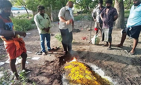 ஆதரவற்றோர் உடலுக்கு இறுதிக் காரியம் செய்யும் மணிகண்டன்.