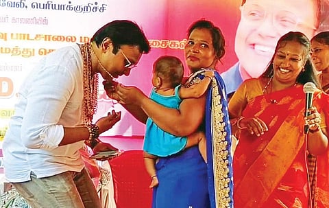தங்களின் அன்பை வெளிப்படுத்தும் வகையில் பாசிமணி மாலைகளை இசையமைப்பாளர் டி.இமானுக்கு அணிவிக்கும் நரிக்குறவ பெண்.
