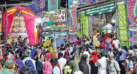 கோரிப்பாளையம் தர்கா சந்தன்க்கூடு விழாவில் பங்கேற்ற மக்கள். படம்: நா.தங்கரத்தினம்