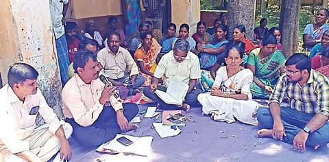அரூர் அருகே பே.தாதம்பட்டி ஊராட்சியில், ஊராட்சித் தலைவர் பாரதி ராஜா தலைமையில் கிராம சபைக் கூட்டம் நடந்தது.