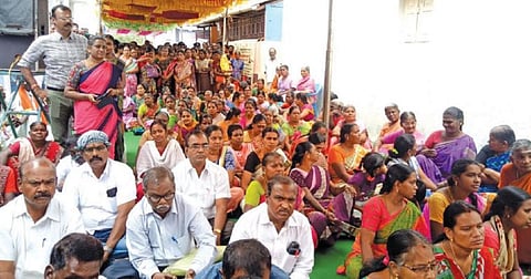 பல்லடம் அருகே செம்மிபாளையத்தில் குறுகலான தெருவில் நேற்று கிராம சபைக் கூட்டம் நடைபெற்றதால் போதிய இடவசதி இன்றி கால்கடுக்க நின்று கொண்டிருந்த பொதுமக்கள், அதிகாரிகள். படம்: இரா. கார்த்திகேயன்