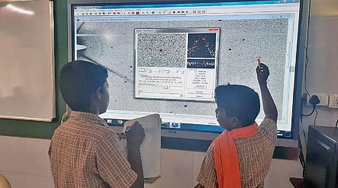 விண்கற்களின் நகர்வுகளை படங்களின் வழியே ஆராயும் அரசுப் பள்ளி மாணவர்கள்.
