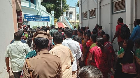 மகளிர் உரிமைத் தொகை வழங்க வலியுறுத்தி கும்பகோணத்தில் ஏராளமான பெண்கள் முற்றுகை