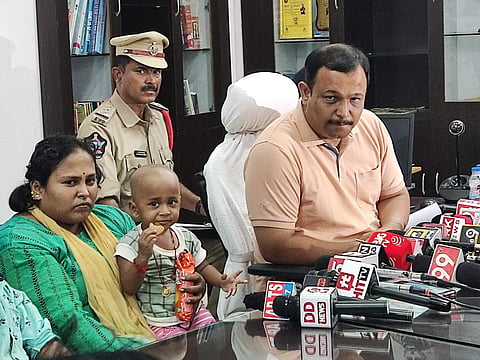 செய்தியாளர்கள் சந்திப்பில் திருப்பதி எஸ் பி பரமேஸ்வர். அருகில் மீட்கப்பட்ட சிறுவன் தனது தாயுடன்.