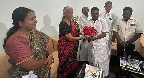 கோவையில் நடந்த நிகழ்ச்சியில் பங்கேற்க வந்த நிதியமைச்சர் நிர்மலா சீதாராமனை அதிமுக எம்எல்ஏக்கள் பொள்ளாச்சி ஜெயராமன், ஏ.கே.செல்வராஜ் மற்றும் அமுல் கந்தசாமி ஆகியோர் சந்தித்தனர்.
