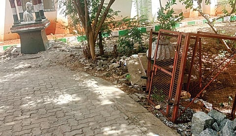 கரூர் மாநகராட்சி அலுவலக பின் பகுதியில் பராமரிப்பின்றி காணப்படும் காந்தி சிலை. | படம்: க.ராதாகிருஷ்ணன்