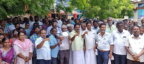 கூட்டுறவு வங்கி அனைத்துப் பணியாளர் சங்கத்தினரின் அலுவலக சாவிகளை ஒப்படைக்கும் போராட்டம்