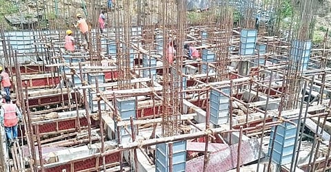 லோயர்கேம்ப் பெரியாற்றின் கரையில் நடந்து வரும் தலைமை நீரேற்று நிலையக் கட்டுமானப் பணி.