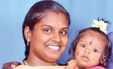 தாய் ஷாலினி, மகள் விசாகா