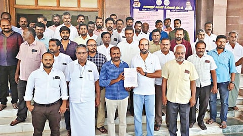சத்துணவு முட்டைக்கு உரிய விலை வழங்கக்கோரி நாமக்கல் மாவட்ட ஆட்சியர் அலுவலகத்தில் மனு அளிக்க வந்த நாமக்கல் மண்டல கோழிப்பண்ணையாளர்கள்.