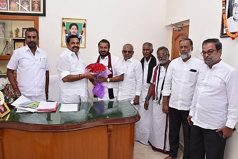சேலத்தில் அதிமுக பொதுச் செயலாளர் பழனிசாமியை நேற்று சந்தித்த மனிதநேய ஜனநாயக கட்சித் தலைவர் தமிமுன் அன்சாரி.