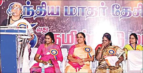 திருச்சியில் நேற்று இந்திய மாதர் தேசிய சம்மேளனத்தின் மாநில மாநாட்டை தொடங்கிவைத்துப் பேசிய அமைப்பின் அகில இந்திய பொதுச் செயலாளர் ஆனி ராஜா. படம்: ர.செல்வமுத்துகுமார்