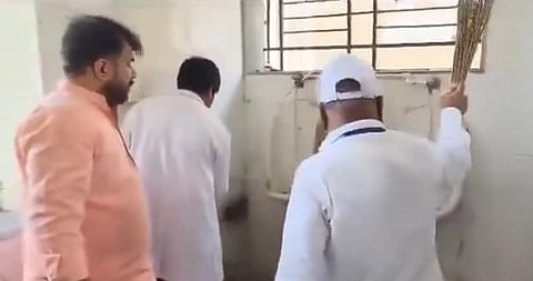 மகாராஷ்டிரா | அரசு மருத்துவமனை டீனை கழிவறையை சுத்தம் செய்யவைத்த சிவசேனா எம்.பி: போலீஸ் வழக்கு