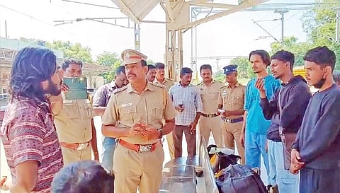 துப்பாக்கியை காட்டி அச்சுறுத்தியதாக பிடிபட்ட கேரள இளைஞர்களிடம் கொடைரோட்டில் விசாரணை நடத்தும் ரயில்வே போலீஸார்.