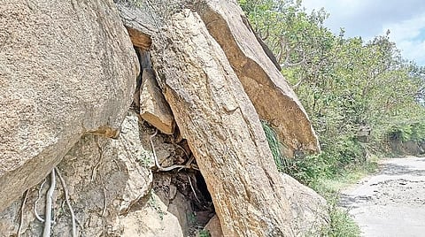 மல்லப்புரம் மலைச் சாலையில் சரிந்து விழும் நிலையில் உள்ள பாறைகள்.
