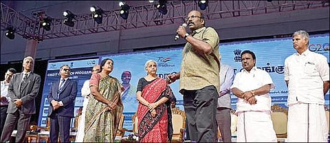 கோவையில் நேற்று முன்தினம் நடைபெற்ற கடனுதவி வழங்கும் விழாவில் குறுக்கிட்டு சப்தமிட்ட நபரை, மேடைக்கு அழைத்து பேசுவதற்கு வாய்ப்பு வழங்கிய மத்திய அமைச்சர் நிர்மலா சீதாராமன்.  படம்: ஜெ.மனோகரன்