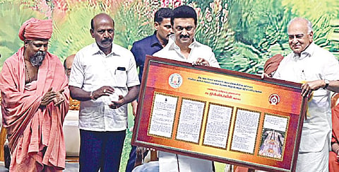 வள்ளலார்-200’ ஓராண்டு தொடர் அறநிகழ்வின் நிறைவு விழா சென்னை கலைவாணர் அரங்கில் நேற்று நடைபெற்றது.  இதில், ‘கடலூரில் அமைக்கப்பட உள்ள வள்ளலார் சர்வதேச மையம் அமைப்பதற்கான நிர்வாக அனுமதி, நிதி ஒப்புவிப்பு ஆணையை, வள்ளலார் முப்பெரும் விழா சிறப்புக் குழுவின் தலைவர் பி.கே.கிருஷ்ணராஜ் வானவராயரிடம், முதல்வர் ஸ்டாலின் வழங்கினார். உடன் அமைச்சர் மா.சுப்பிரமணியன், தயாநிதி மாறன், எம்.பி., மேயர் பிரியா, குன்றக்குடி ஆதீனம் பொன்னம்பல அடிகளார், திருவாவடுதுறை ஆதீனம்  அம்பலவாண தேசிக சுவாமிகள் உள்ளிட்டோர்.       படம்: எஸ்.சத்தியசீலன்