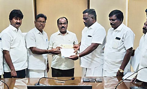 போக்குவரத்துக் கழக ஊழியர்களுக்கான 15-வது ஊதிய ஒப்பந்த பேச்சுவார்த்தையைத் தொடங்க வலியுறுத்தி, சென்னை, மாநகர போக்குவரத்துக் கழகத் தலைமையகத்தில் நிர்வாக இயக்குநர் க.குணசேகரனை தொமுசவின் மாநகர போக்குவரத்துக் கழக ஊழியர் முன்னேற்ற சங்கத் தலைவர் கோ.மோகன்குமார், பொதுச்செயலாளர் த.சரவணகுமார், பொருளாளர் கி.சீனிவாசன் உள்ளிட்டோர் சந்தித்து கோரிக்கை மனுவை வழங்கினர்.